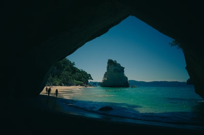 人们走在海岸附近的水域
